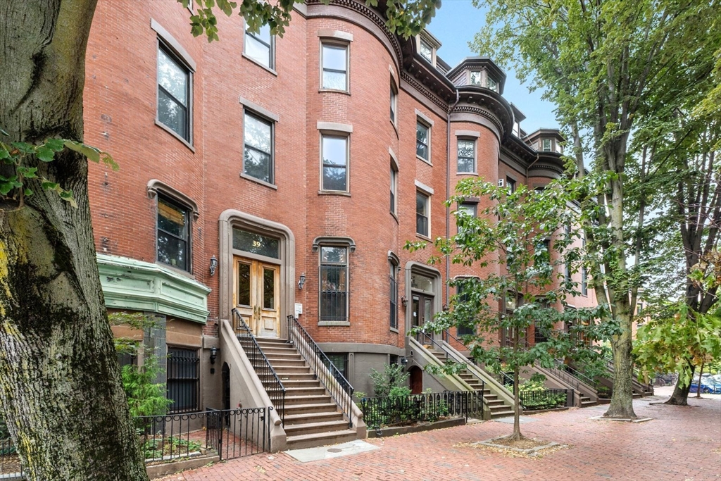 39 Worcester Square, Unit PH 5 Boston, MA 02118 - Photo 20 of 20 a front view of a multi story building with a yard