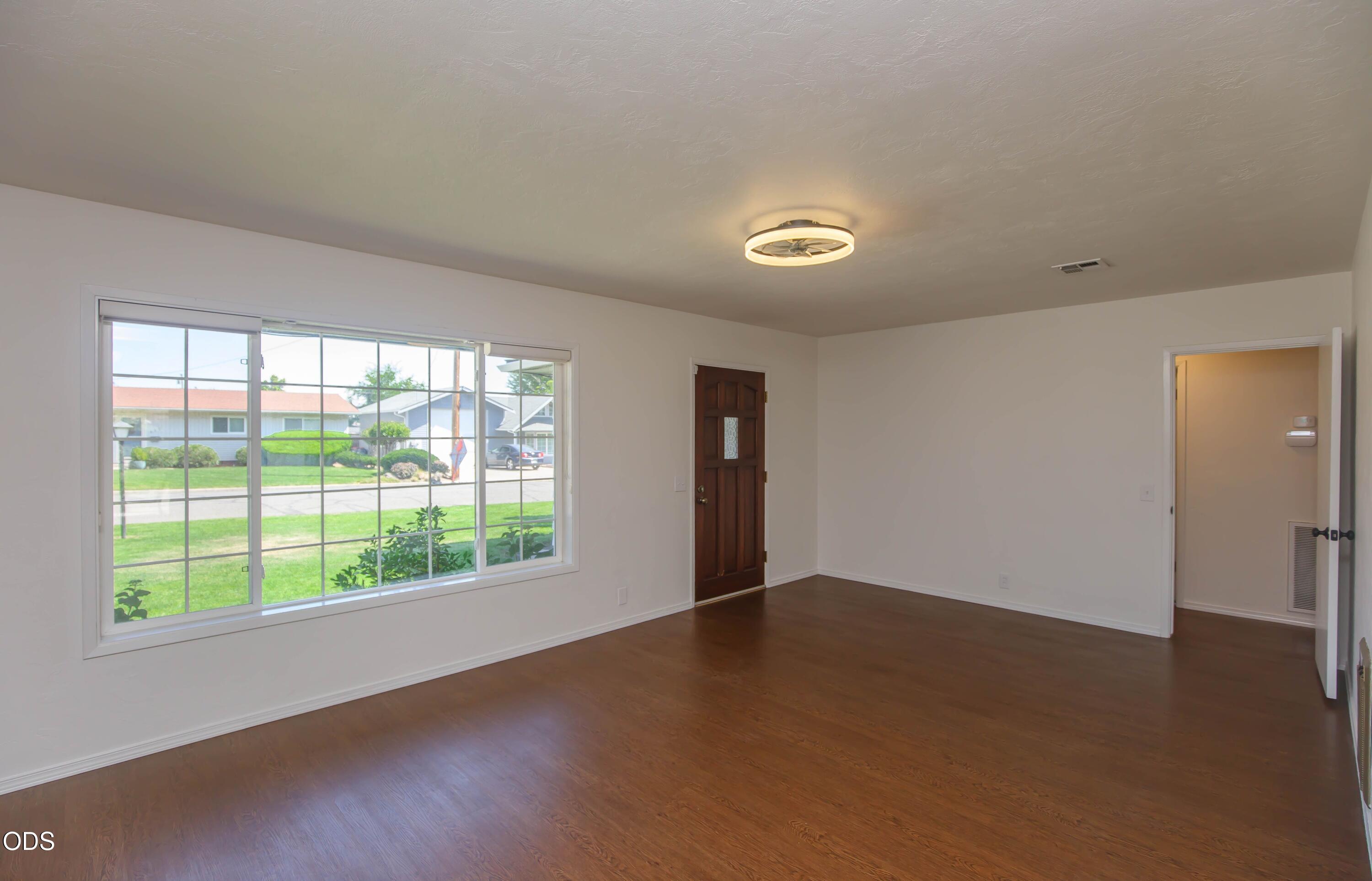 110 Windsor Way Central Point, OR 97502 - Photo 5 of 33 Gallery Image 5