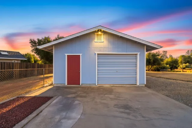 a view of backyard of house