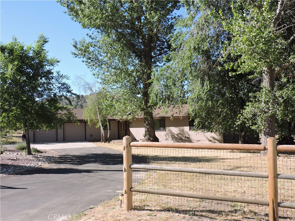 26931 Columbia Way Tehachapi, CA 93561 - Photo 12 of 49 Single story home with no steps to the front door.