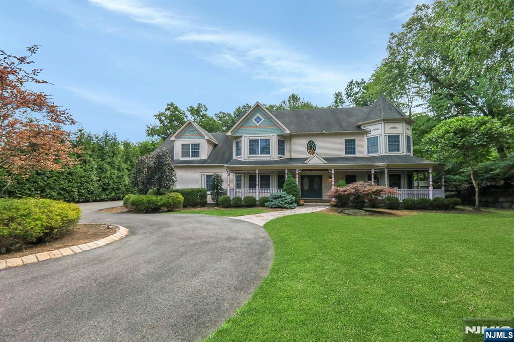 765 Colonial Road Franklin Lakes, NJ 07417 - Photo 4 of 45