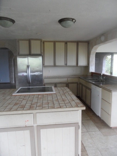 120 Peahi Road Haiku, HI 96708 - Photo 5 of 26 a kitchen that has a sink and a stove in it
