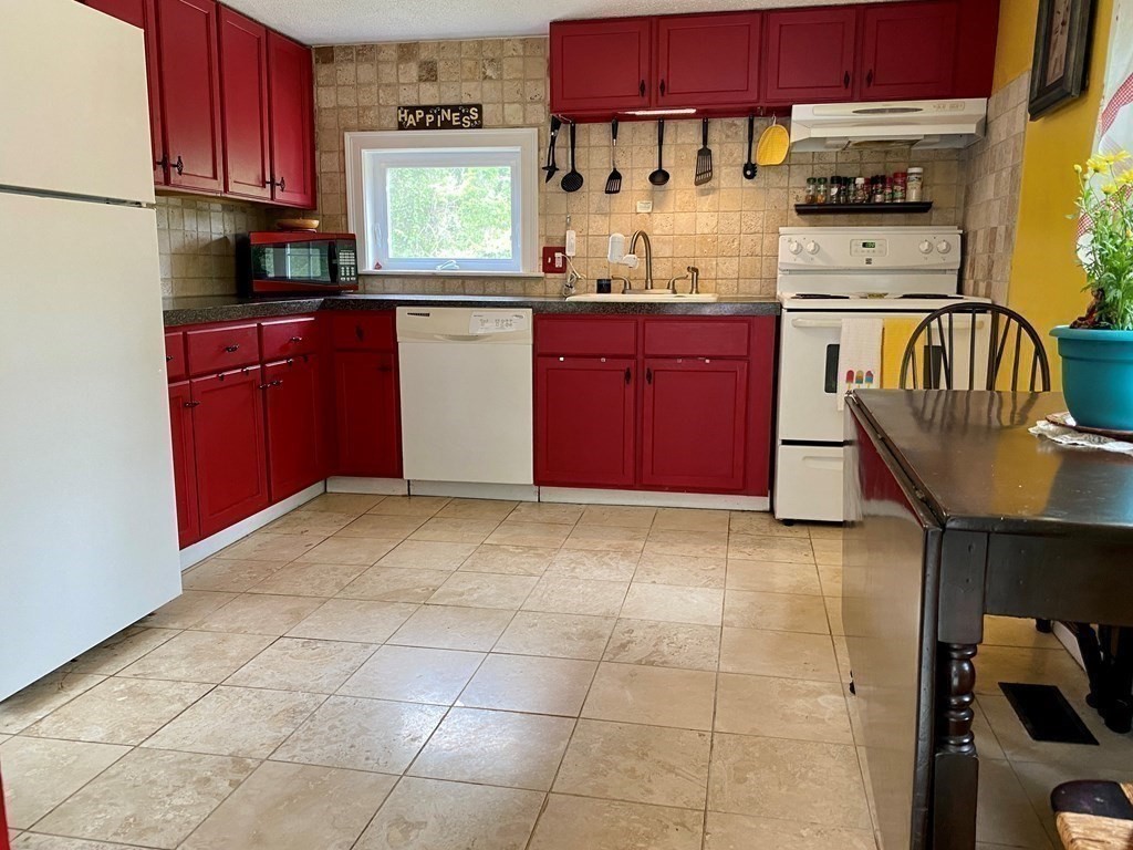 360 Old County Road Westport, MA 02790 - Photo 4 of 21 Gallery Image 4