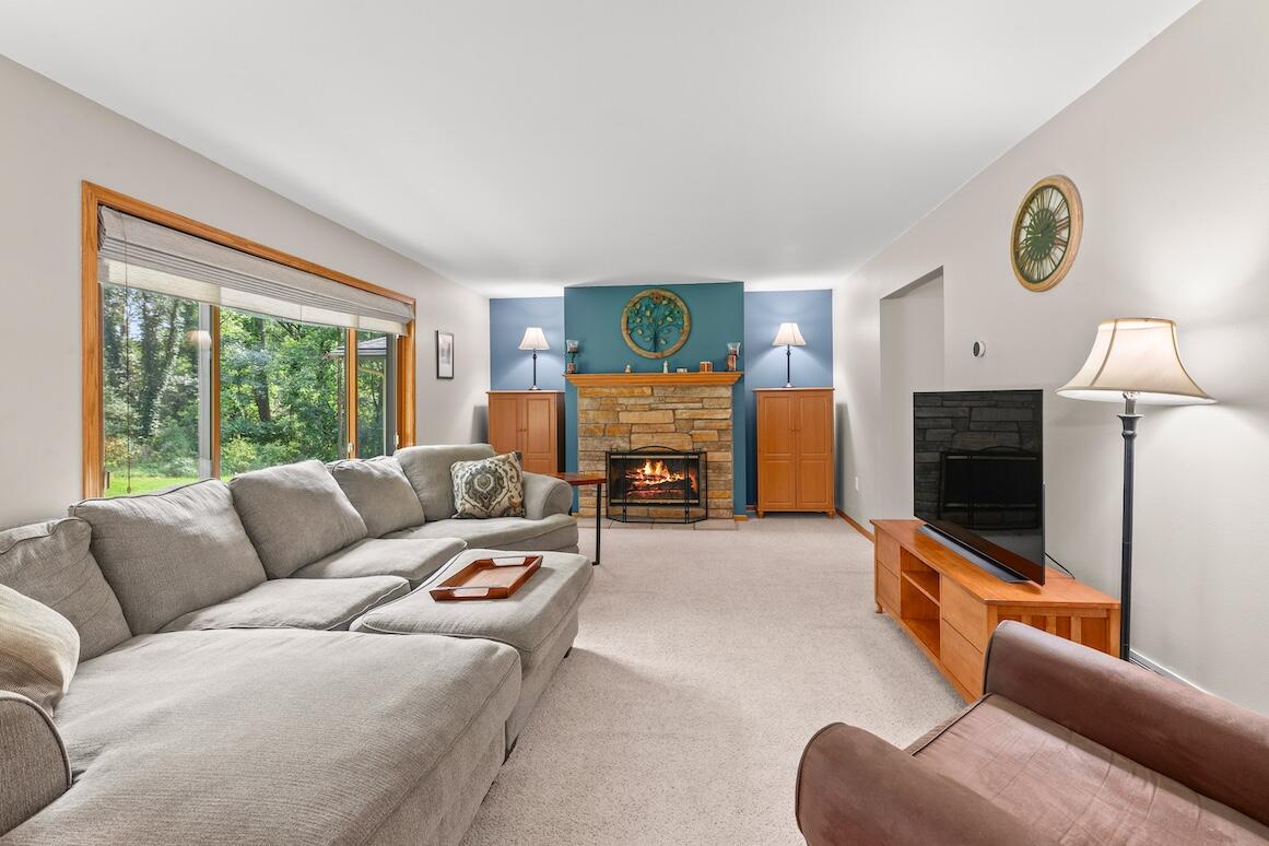 126 North Lapham Peak Road Delafield, WI 53018 - Photo 11 of 38 Great room 1