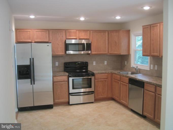 13815 Gilbert Road Woodbridge, VA 22193 - Photo 3 of 17 Kitchen
