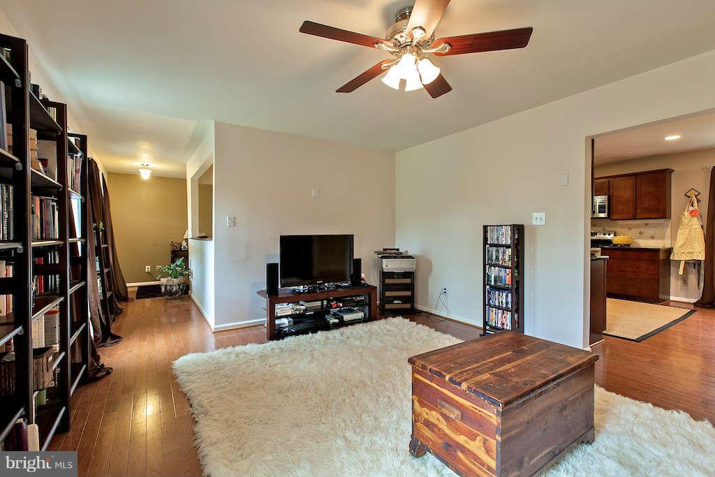 6508 Shamrock Road Manassas, VA 20112 - Photo 11 of 30 Living Room