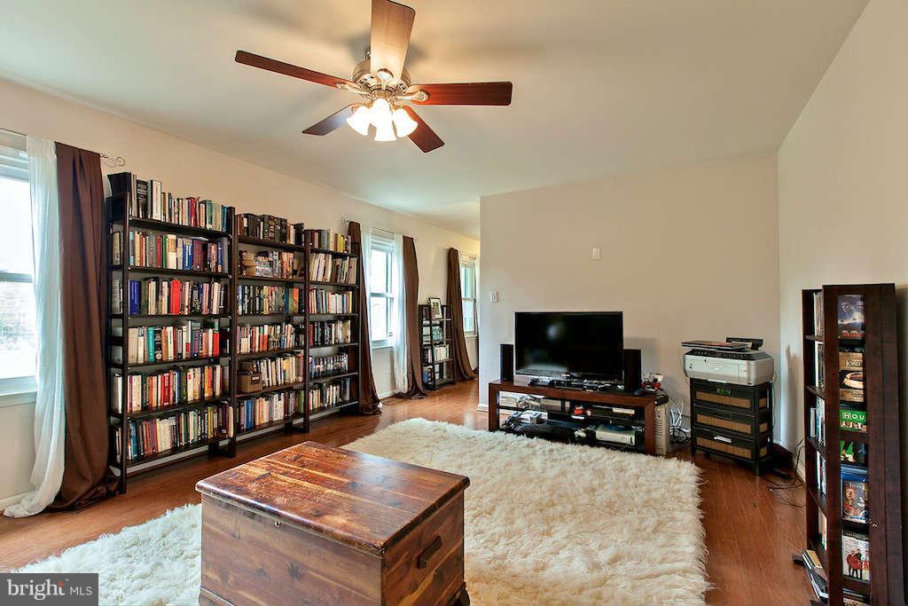 6508 Shamrock Road Manassas, VA 20112 - Photo 12 of 30 Living Room