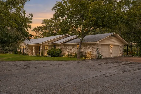 $920,000 | 1736 County Road 182, Hallettsville, TX 77964