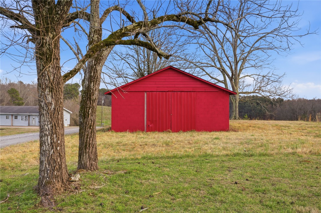 118 Grogan Road Westminster, SC 29693 - Photo 40 of 50 A classic barn sits framed by mature trees.
