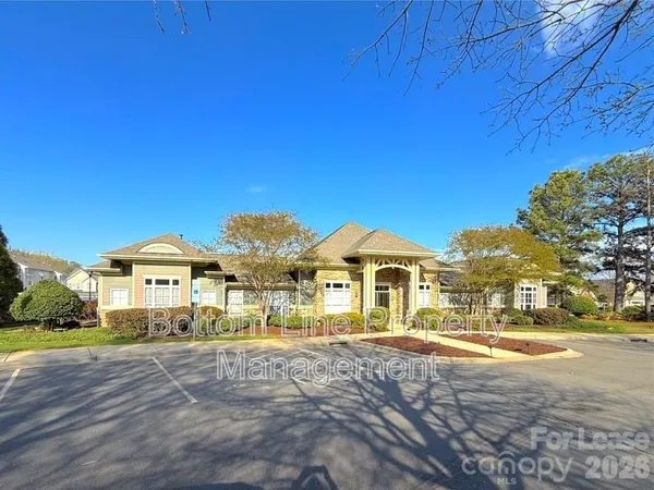 $1,925 | 2432 Silverthorn Drive, Charlotte, NC 28273