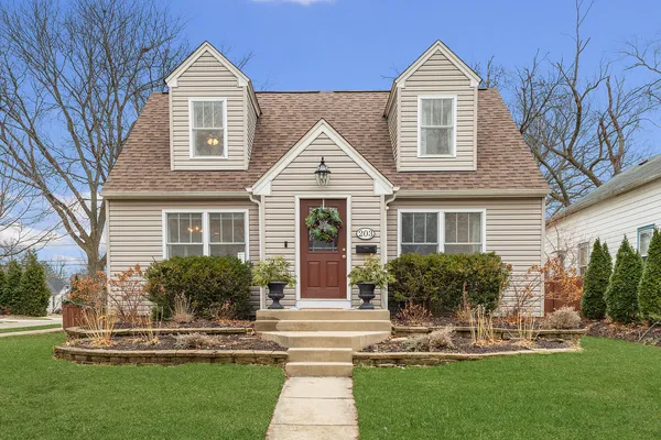 $475,000 | 203 South Hudson Street, Westmont, IL 60559