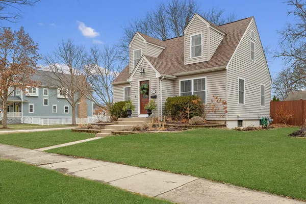 $475,000 | 203 South Hudson Street, Westmont, IL 60559