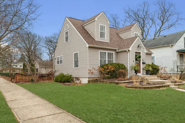 $475,000 | 203 South Hudson Street, Westmont, IL 60559
