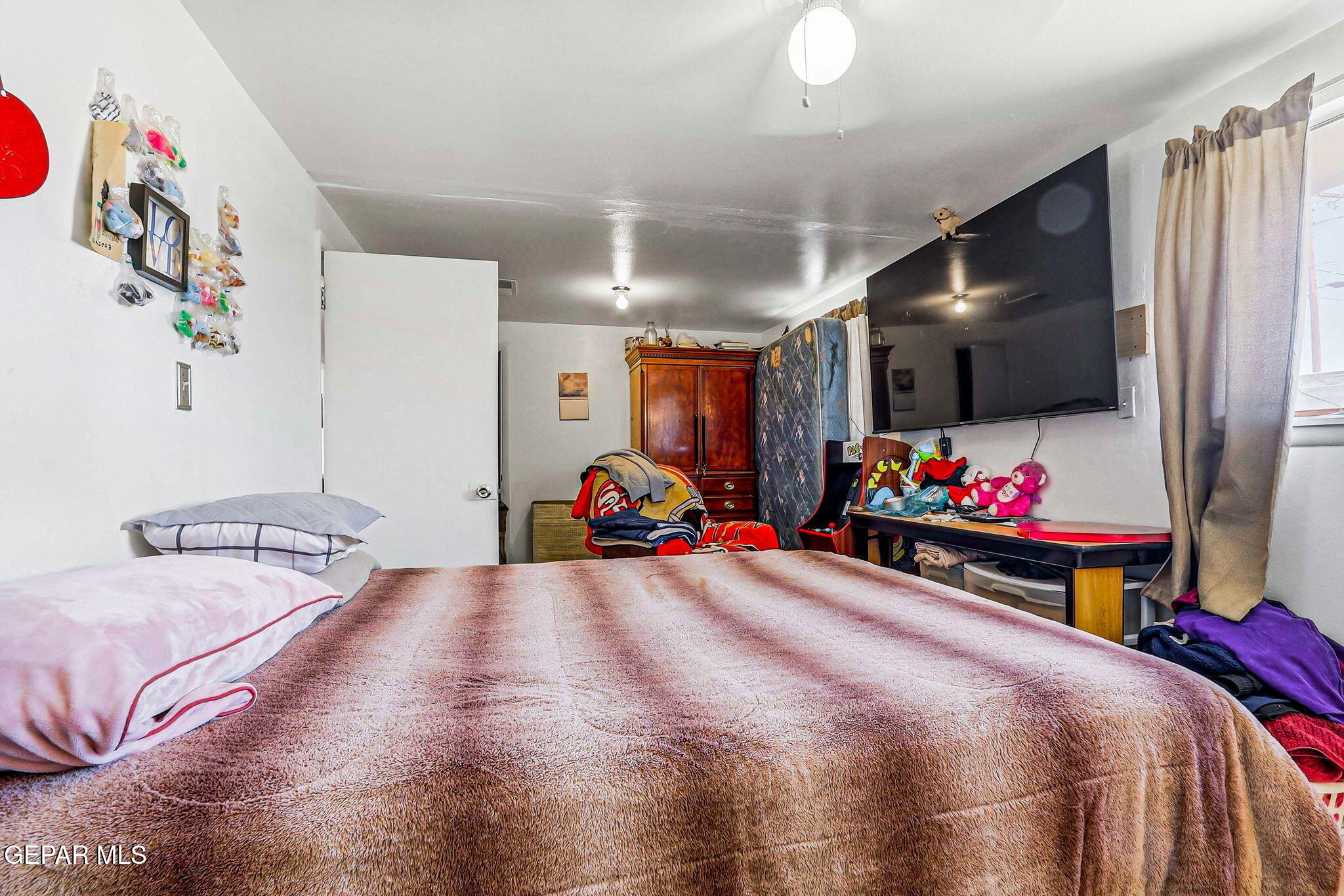 501 South 8th Street Anthony, TX 79821 - Photo 19 of 37 a bed room with two bed and a flat screen tv