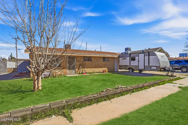 a view of a house with a back yard