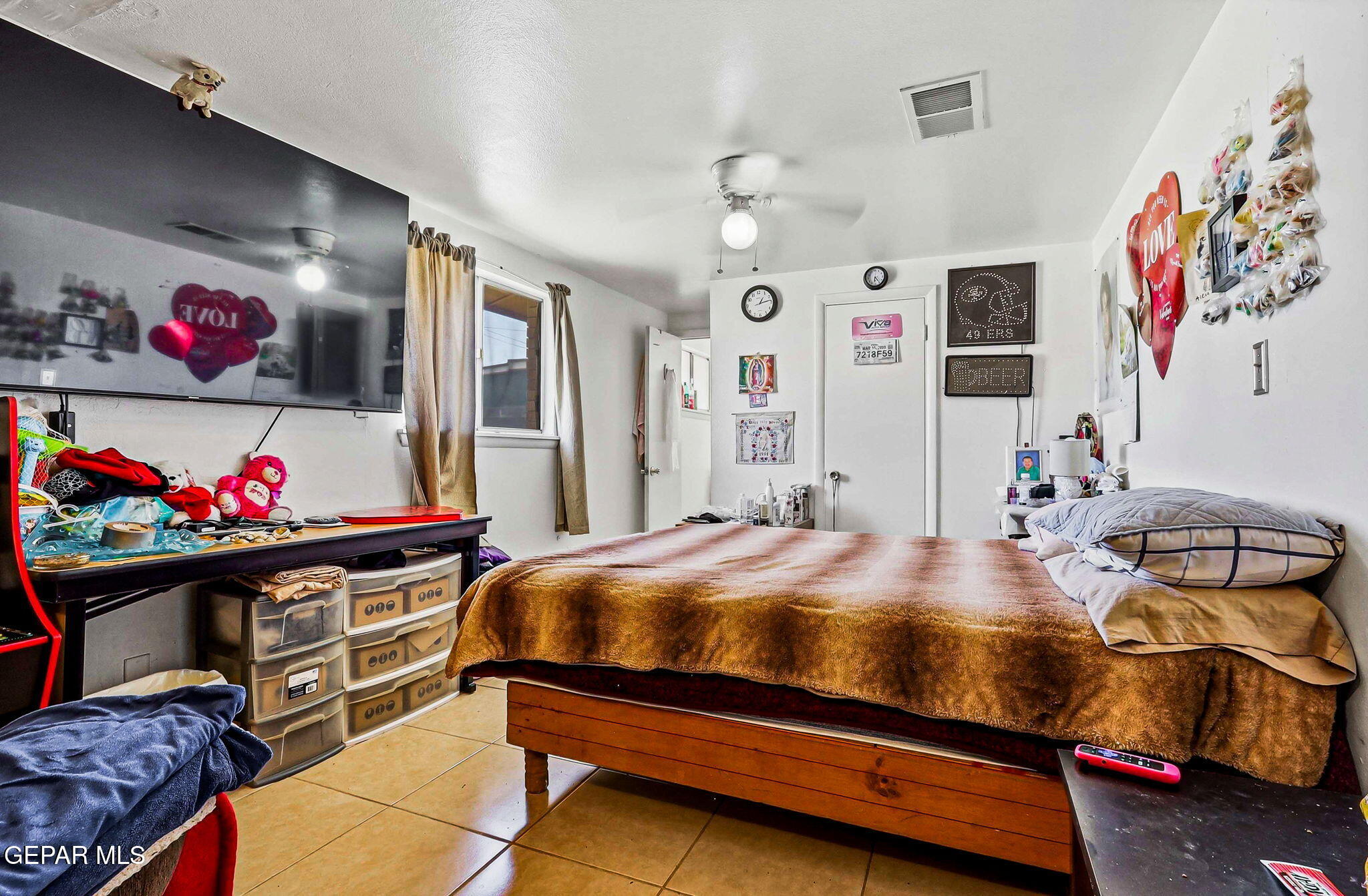 501 South 8th Street Anthony, TX 79821 - Photo 21 of 37 a bed room with a bed and a window