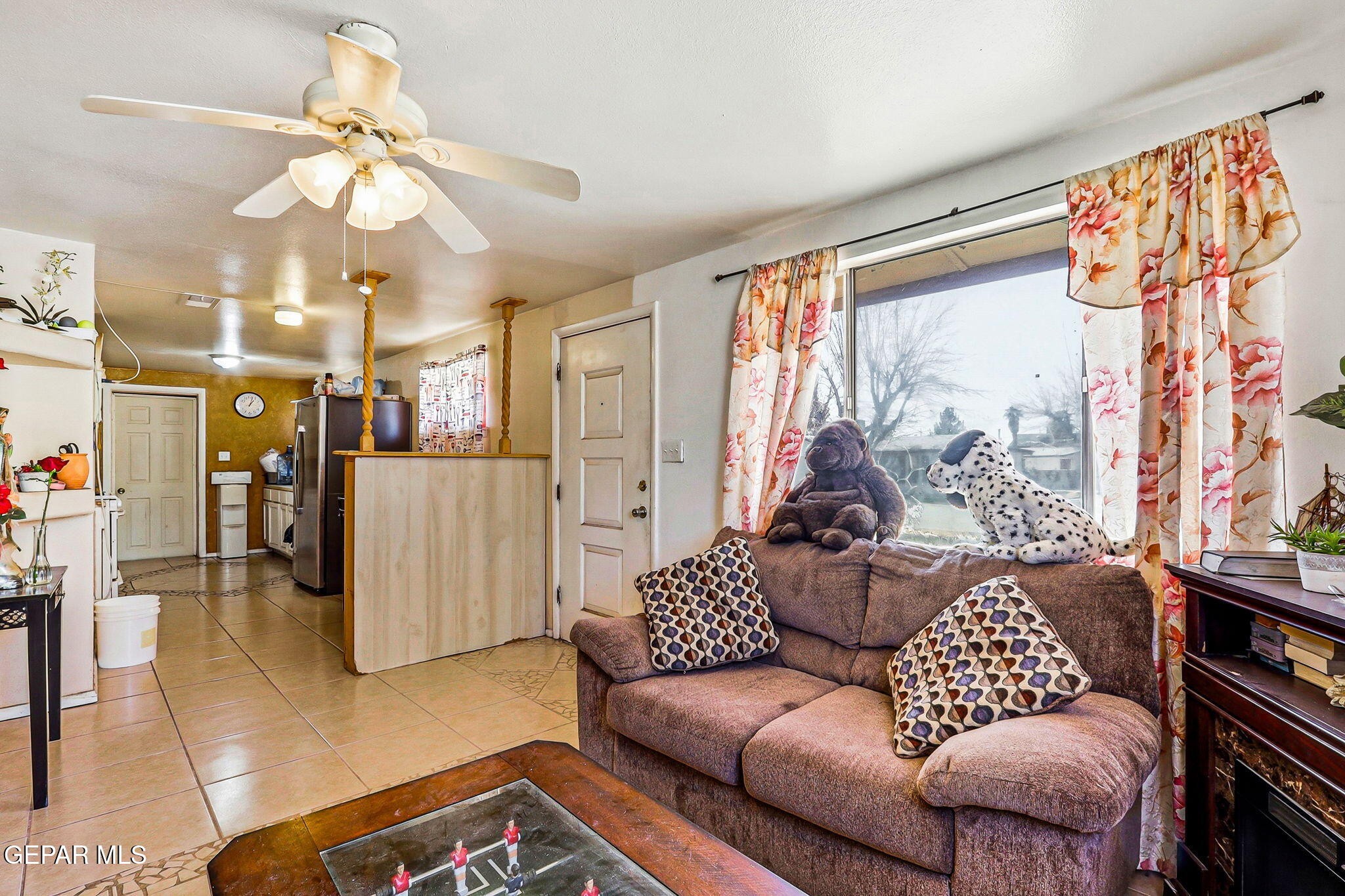 501 South 8th Street Anthony, TX 79821 - Photo 6 of 37 a living room with furniture and a large window