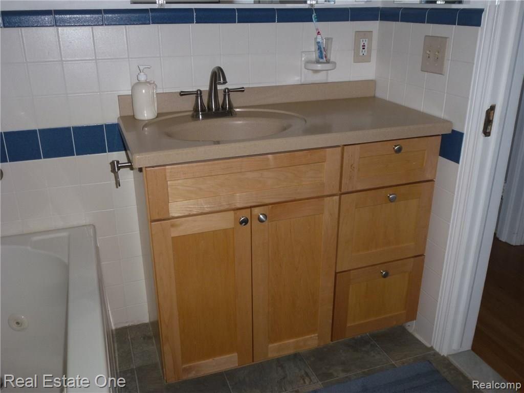 422 John R Road Rochester Hills, MI 48307 - Photo 24 of 47