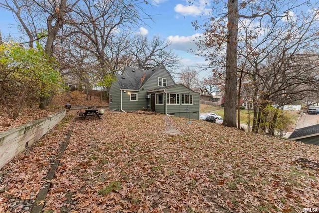 $250,000 | 2019 11th St Place, East Moline, IL 61244