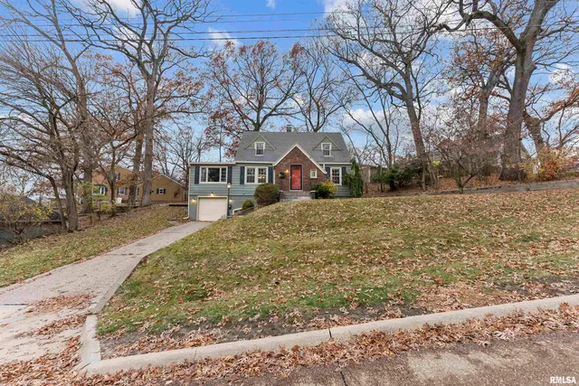 $250,000 | 2019 11th St Place, East Moline, IL 61244