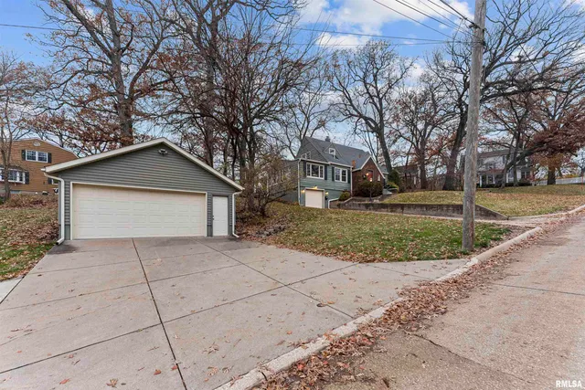 $250,000 | 2019 11th St Place, East Moline, IL 61244