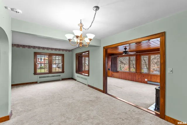 $250,000 | 2019 11th St Place, East Moline, IL 61244