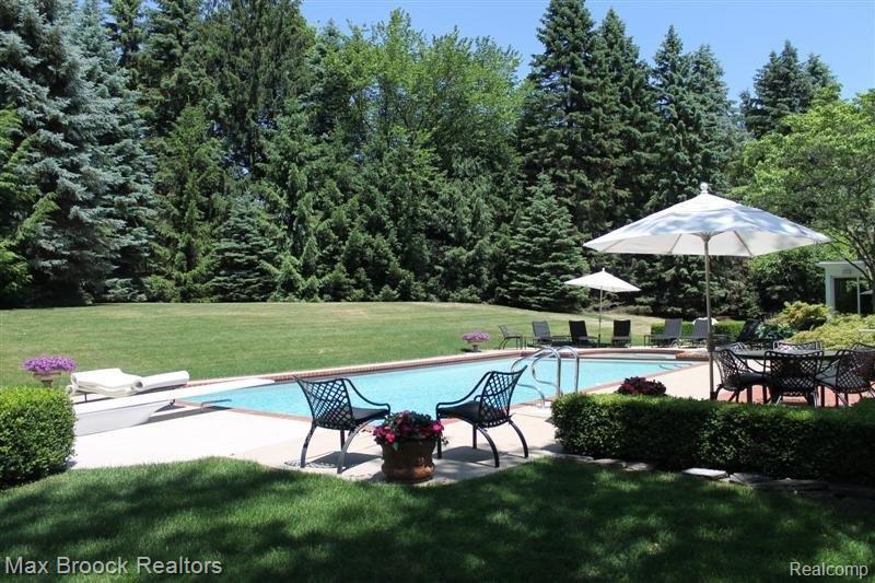 1565 North Cranbrook Road Bloomfield Hills, MI 48301 - Photo 14 of 14 Incredible Private Yard