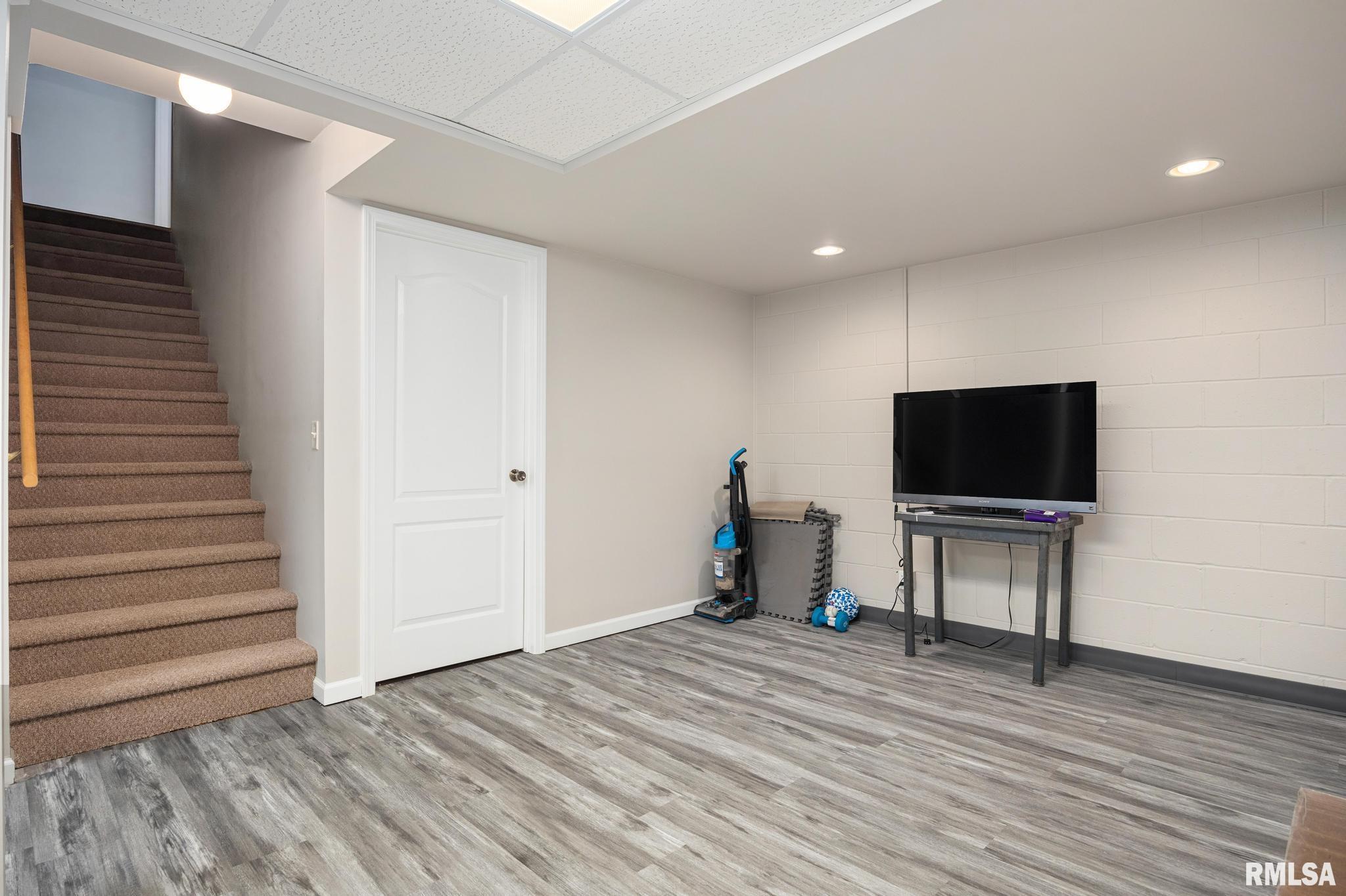 609 West Ravinwoods Road Peoria, IL 61615 - Photo 35 of 40