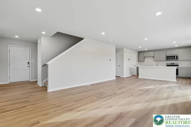 $3,200 | 242 Winding Road, Easton, PA 18040