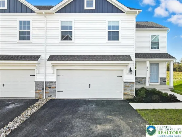 $3,200 | 242 Winding Road, Easton, PA 18040