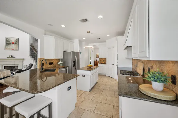 $965,000 | 26 Verdin Place, The Woodlands, TX 77389