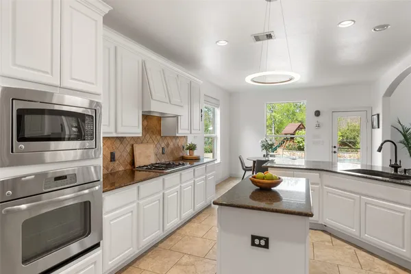 $965,000 | 26 Verdin Place, The Woodlands, TX 77389