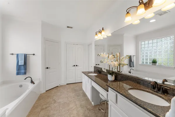 $965,000 | 26 Verdin Place, The Woodlands, TX 77389