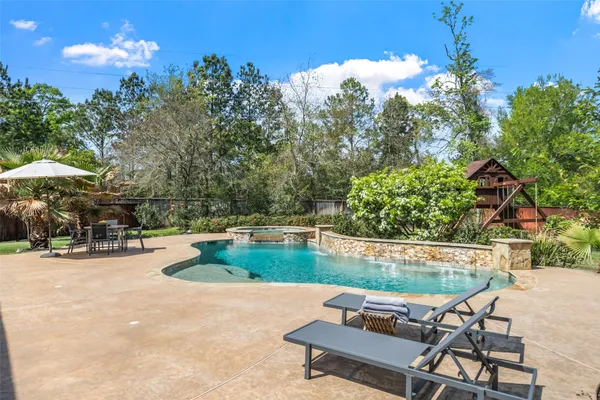 $965,000 | 26 Verdin Place, The Woodlands, TX 77389