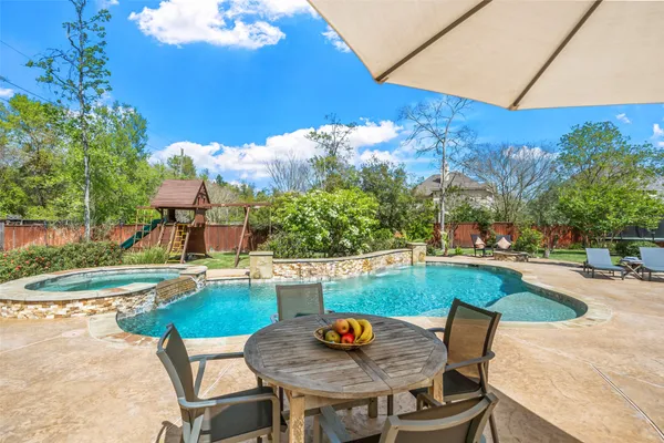 $965,000 | 26 Verdin Place, The Woodlands, TX 77389