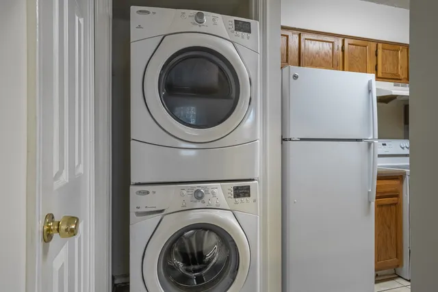 a close up view of a washer and dryer