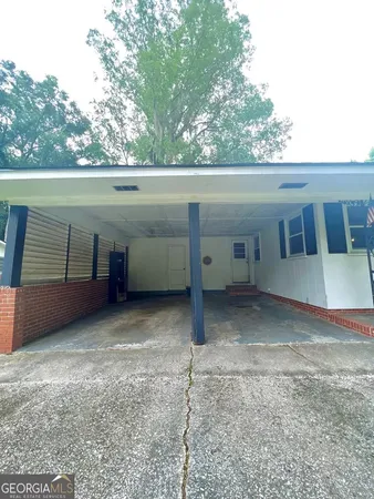 a view of a house with a backyard