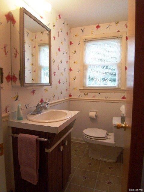 3463 McClure Road Troy, MI 48084 - Photo 9 of 18 Half Bath