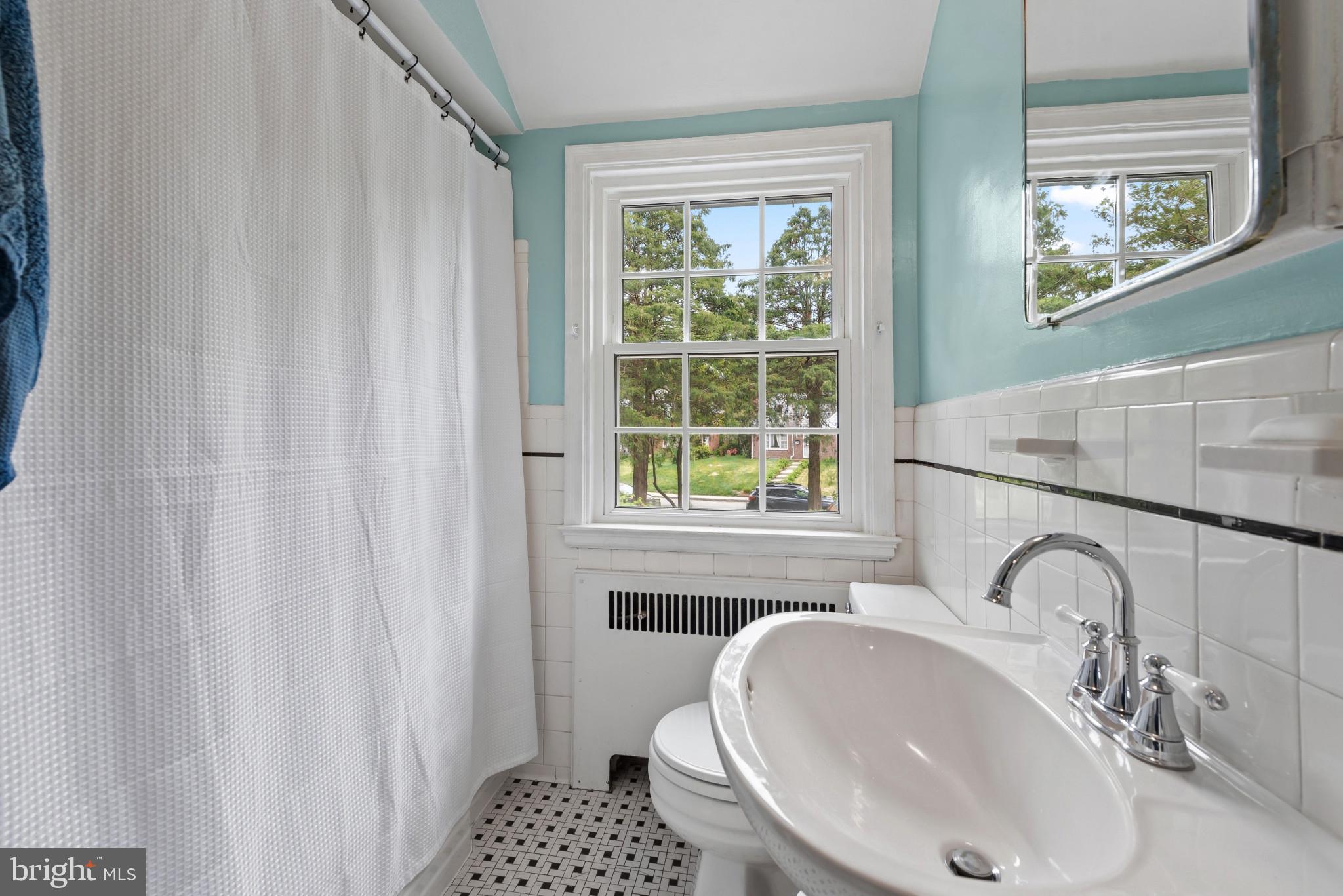 4212 Westview Road Baltimore, MD 21218 - Photo 17 of 35 Classic black & white Bath