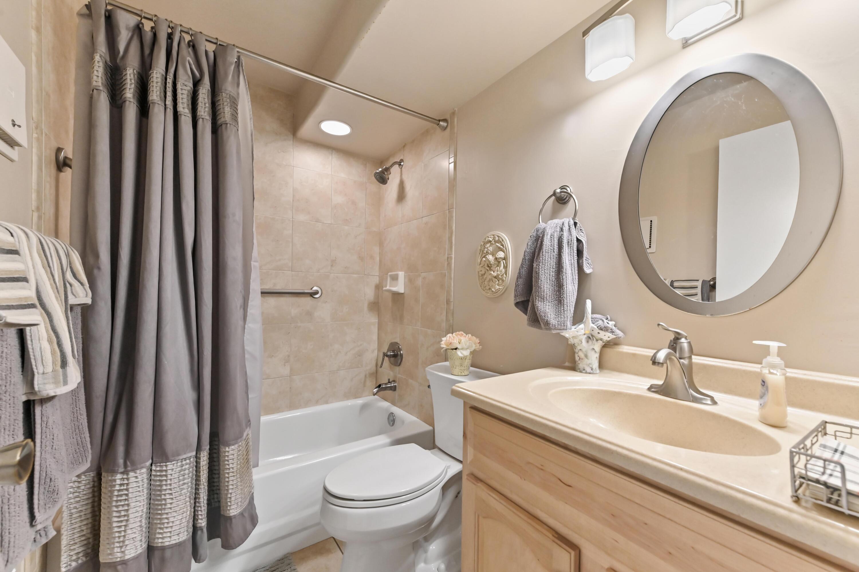 302 Capri G Delray Beach, FL 33484 - Photo 12 of 36 16 Bathroom 01