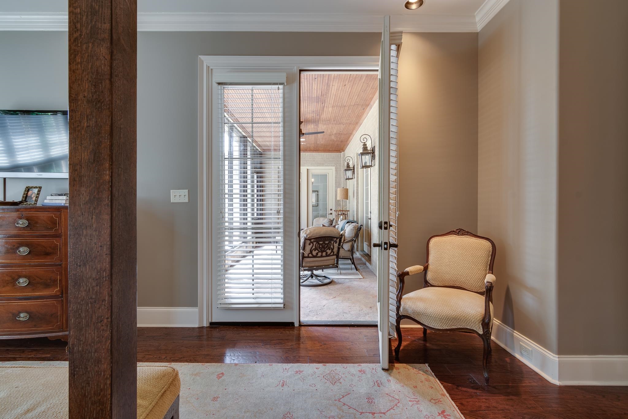 5245 Cole Road Memphis, TN 38120 - Photo 10 of 25 a living room with furniture and a window