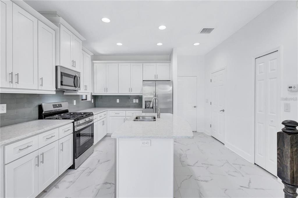 5830 Circa Fishhawk Boulevard Lithia, FL 33547 - Photo 14 of 37 a view of a kitchen with electric appliances
