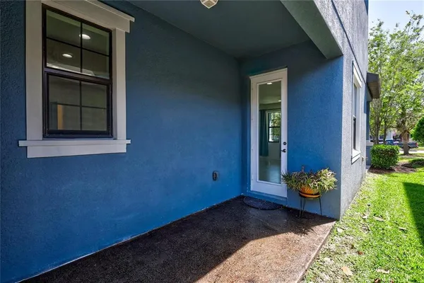 a view of a house with backyard