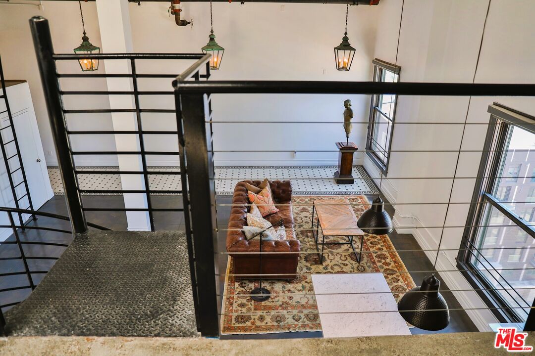 108 West 2nd Street, Unit PH1007 Los Angeles, CA 90012 - Photo 21 of 34 a view of a balcony