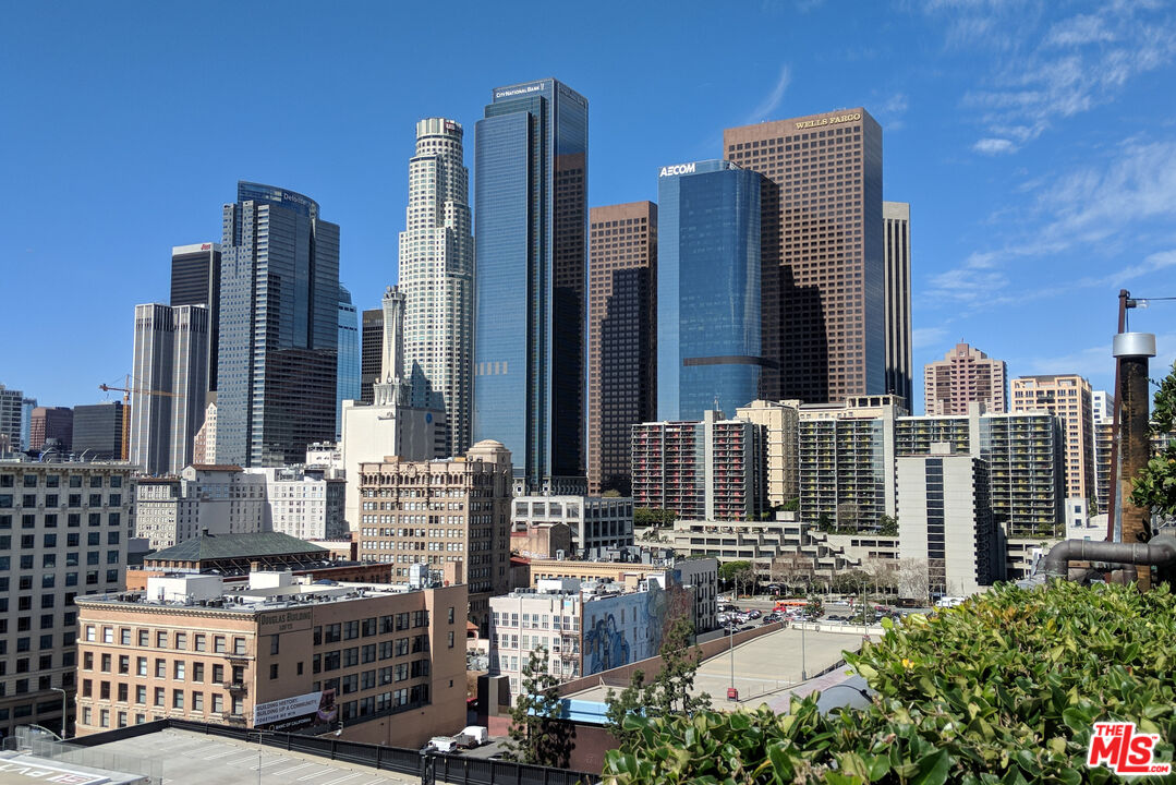 108 West 2nd Street, Unit PH1007 Los Angeles, CA 90012 - Photo 31 of 34 a view of balcony with chairs