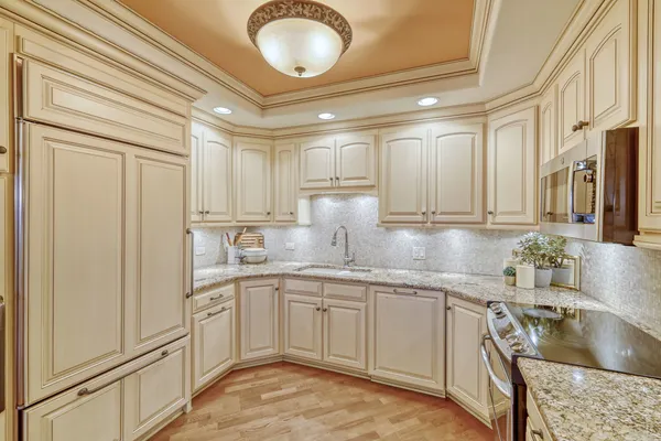 $839,000 | 10 East Burlington Street, Unit 3B, Riverside, IL 60546