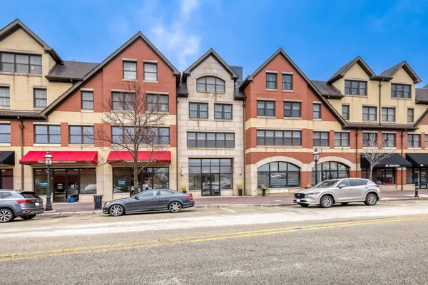 $839,000 | 10 East Burlington Street, Unit 3B, Riverside, IL 60546