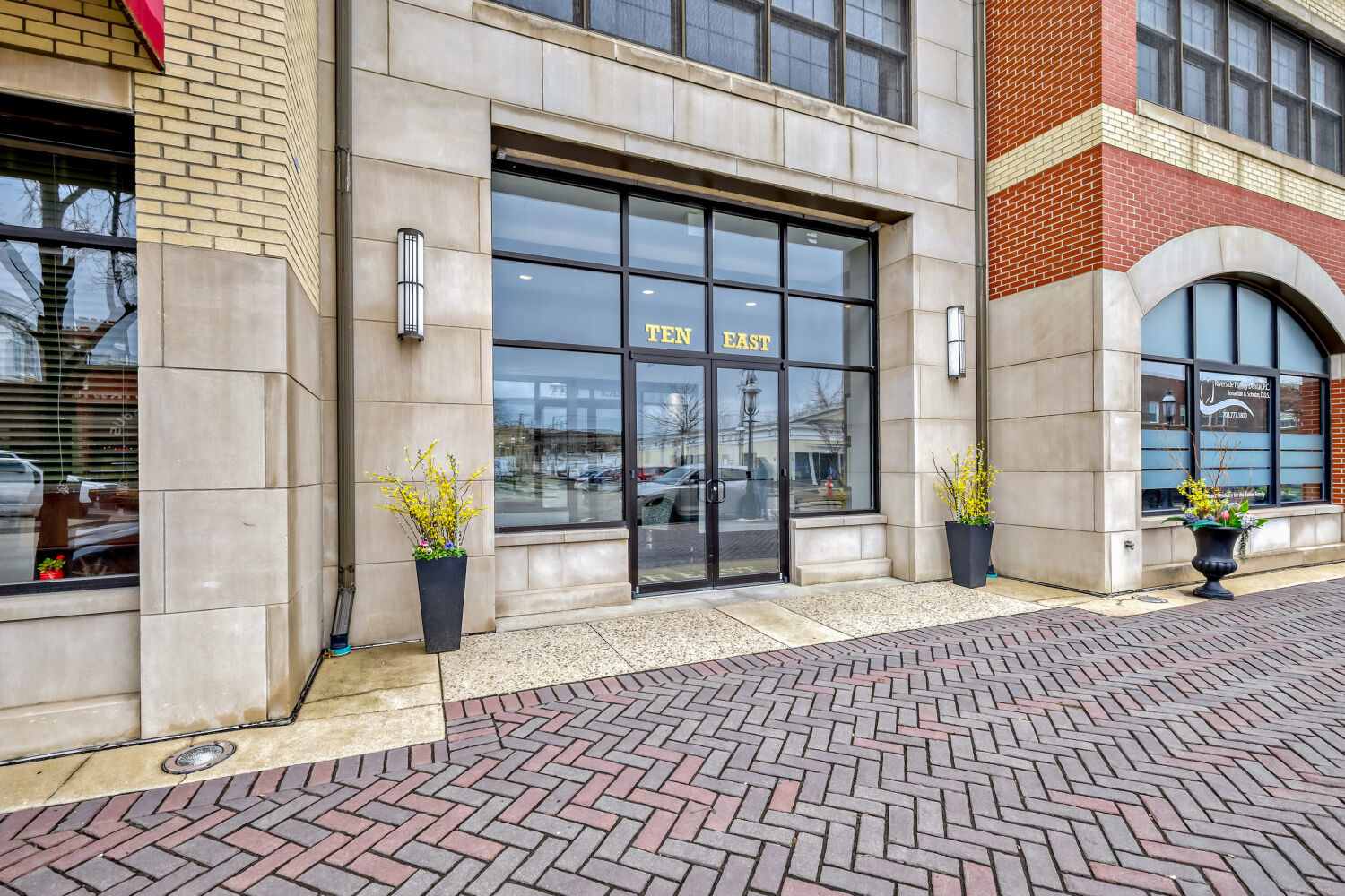 10 East Burlington Street, Unit 3B Riverside, IL 60546 - Photo 3 of 39