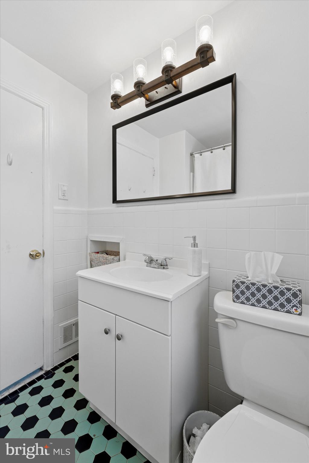 1636 Rose Glen Road Havertown, PA 19083 - Photo 21 of 38 a bathroom with a toilet a sink and mirror