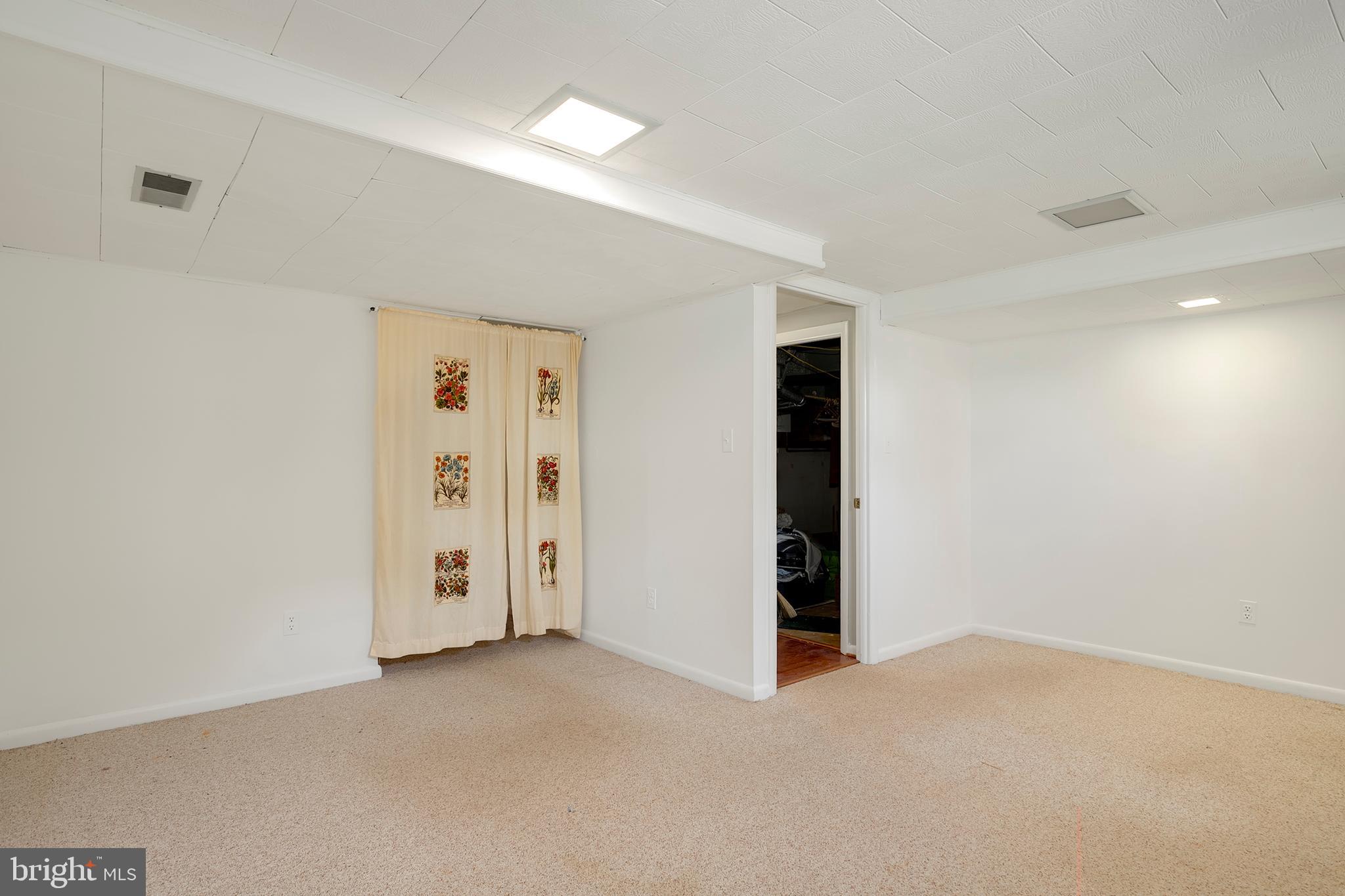 8614 Rayburn Road Bethesda, MD 20817 - Photo 9 of 38